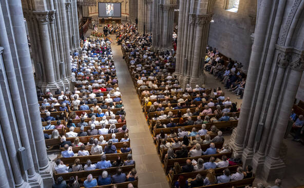Cathédrale Saint-Pierre pleine pour l'adieu à Jean Ziegler à Genève