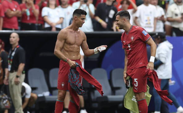 Ronaldo la joue comme Messi et Mbappé