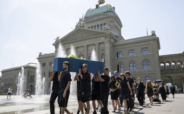 Marche funèbre de TeleBielingue sur la Place fédérale