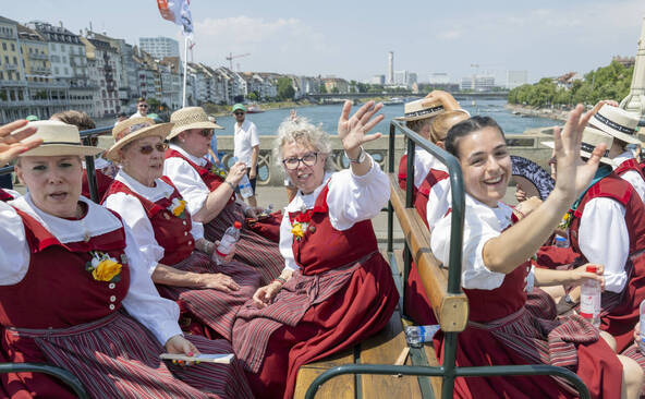 Fête fédérale de yodel: un cortège à travers Bâle sous la canicule