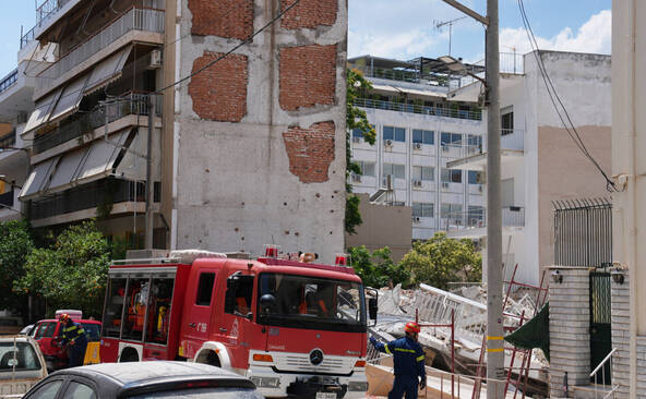 Un immeuble s'effondre à Athènes, recherches de victimes en cours