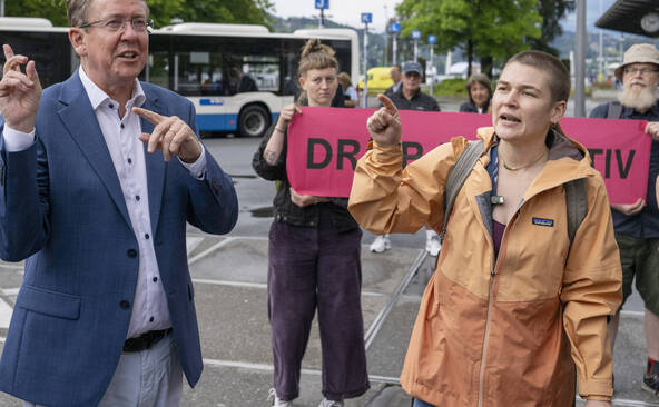 Des manifestants pour le climat surprennent Albert Rösti à Lucerne