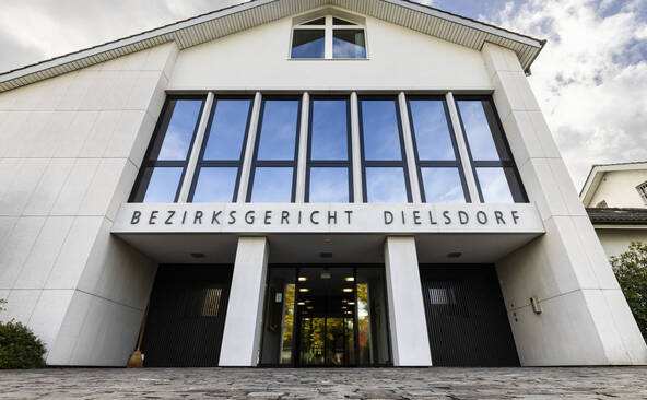 Attaque antisémite à Zurich: l'ado garde le silence à son procès