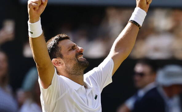 Djokovic égale le record de victoires de Federer à Wimbledon