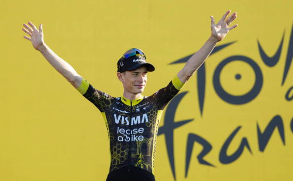 Visma l'emporte à Barcelone, Vingegaard premier maillot jaune
