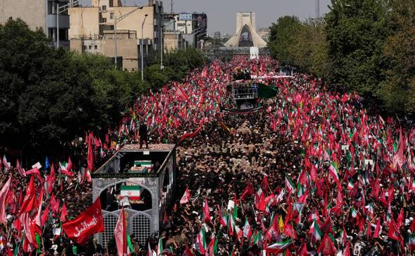 Le centre de Téhéran bondé pour la procession funèbre de Khamenei