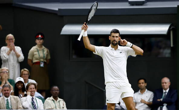 Qualifié au bout du suspense, Djokovic défiera Sinner en demies