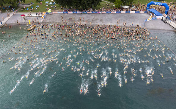 Plus de 9000 passionnés ont traversé le lac de Zurich à la nage
