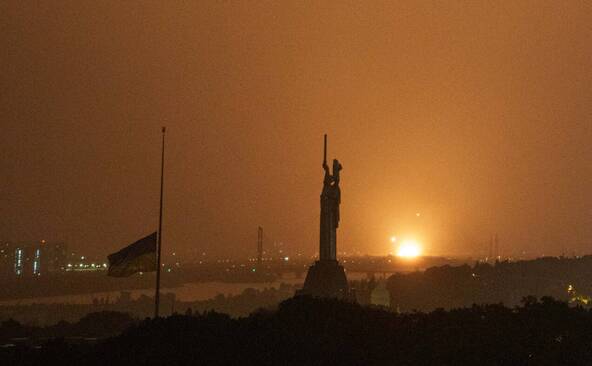 Kiev attaquée par des missiles russes: des explosions entendues