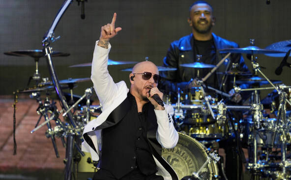 Un record pour Pitbull grâce à une foule de faux chauves