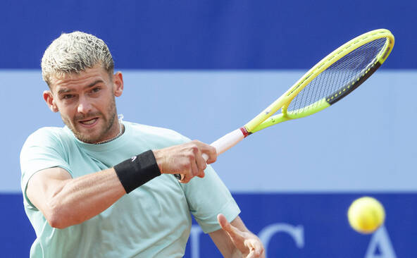 Kym et Tsitsipas arrêtés par l'obscurité
