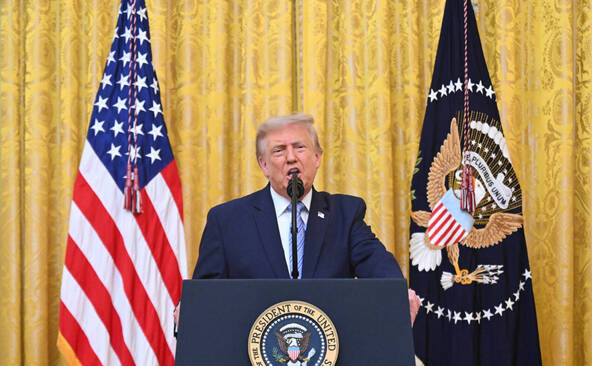 Trump martèle ses accusations de fraude à trois mois des élections
