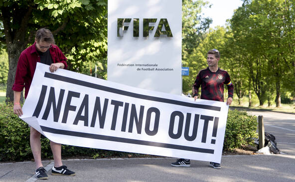 Une poignée de fans de football manifestent à Zurich contre la FIFA