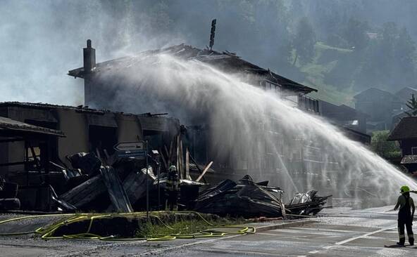 Scierie ravagée par le feu dans le village de Witerschwanden (UR)
