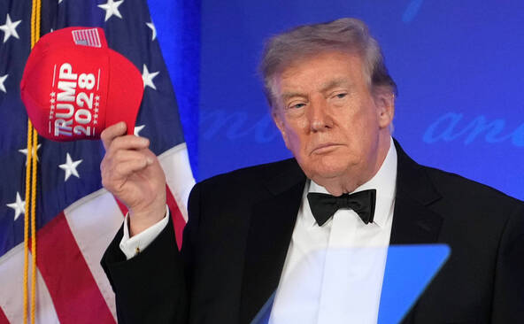 Trump au gala de la presse, trois mois après le chaos d'avril