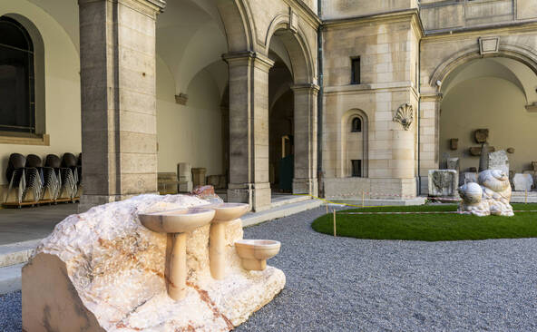 Une nouvelle installation artistique dans la cour du MAH de Genève