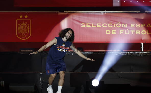 Comme promis, Cucurella se tatoue le visage de De La Fuente