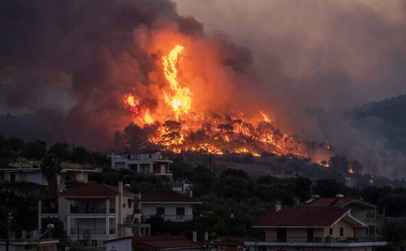 Un feu menace une station balnéaire prisée en Grèce