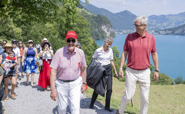 De nombreuses personnes en costume affluent sur le Grütli