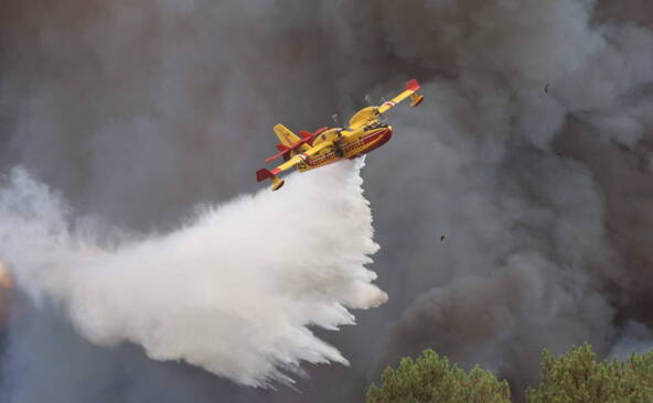Mégafeu en Gironde « pas fixé » mais « toujours contenu » samedi