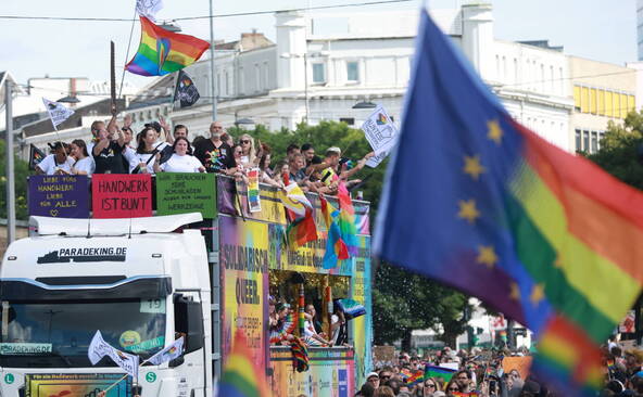 Plus de 100'000 personnes à la marche des fiertés de Hambourg
