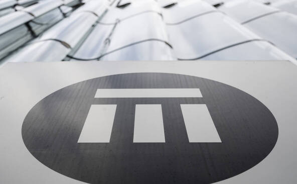 Swiss Re accroît sa rentabilité sur six mois, relève ses économies