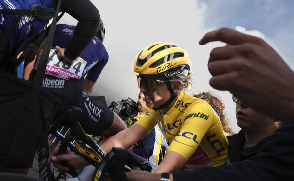 Niewiadoma s'impose en solitaire et s'empare du maillot jaune