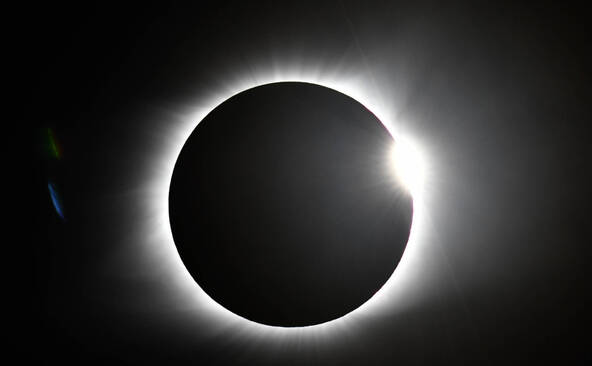 L'éclipse solaire commence au-dessus de l'Arctique