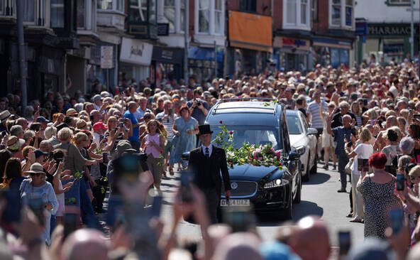 Des milliers de fans accompagnent le cercueil de Bonnie Tyler
