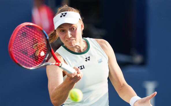 Rybakina abandonne en quart, Sabalenka reste no 1