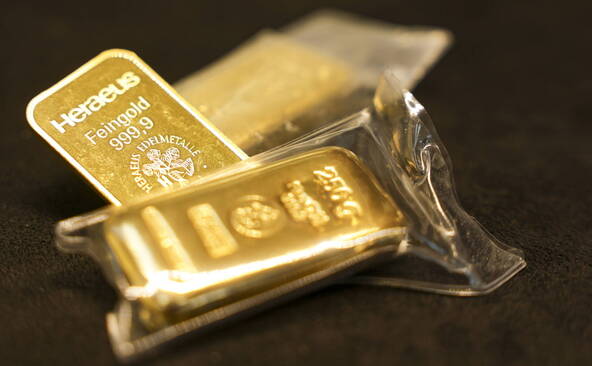 Le cours de l'or porté par la demande, un faible dollar et la Fed