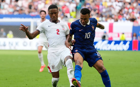 Le défenseur anglais Ezri Konsa rejoint Arsenal