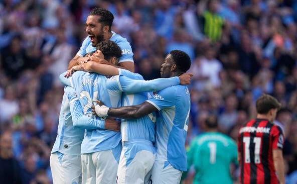 Manchester City s'en sort in extremis, Aston Villa balayé