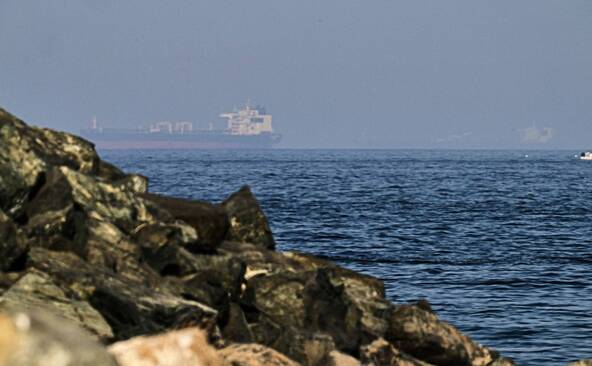 Un pétrolier touché par un « projectile inconnu » au large d'Oman