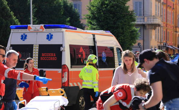 France: une voiture fonce dans la foule à Caen, au moins un mort