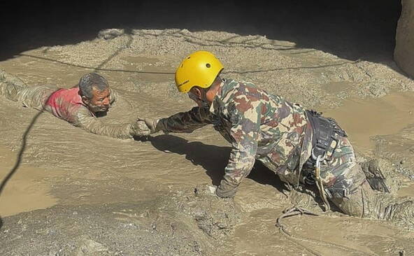 Crue: les secours recherchent des milliers de disparus
