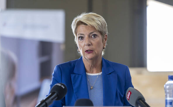 Karin Keller-Sutter sceptique face à la proposition de commission