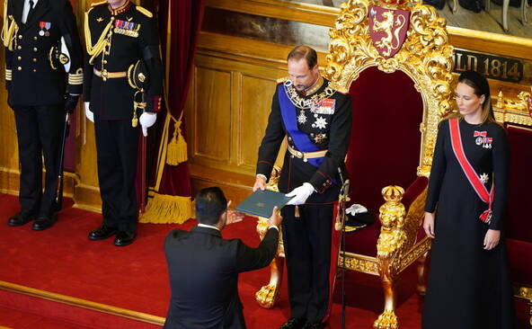Le roi Haakon VIII a prêté serment sans son épouse, convalescente