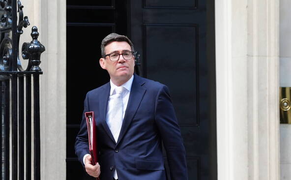 Burnham promet un contrôle accru sur les services essentiels