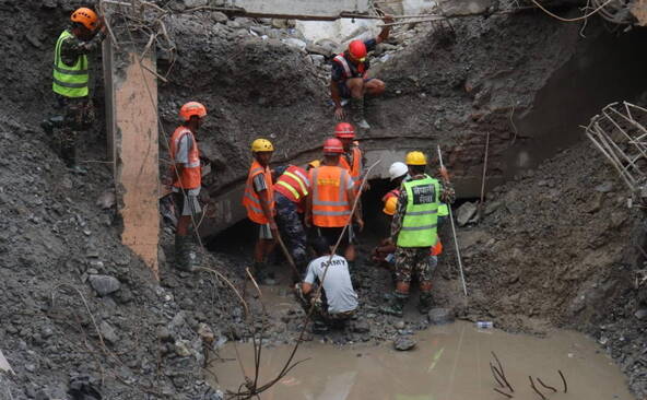Crue au Népal: deux ouvriers extraits vivants d'un tunnel