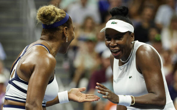 Les soeurs Williams frôlent l'exploit au 1er tour du double