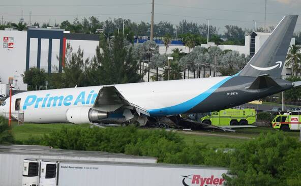 Accident d'avion-cargo à Miami: cinq morts et cinq blessés