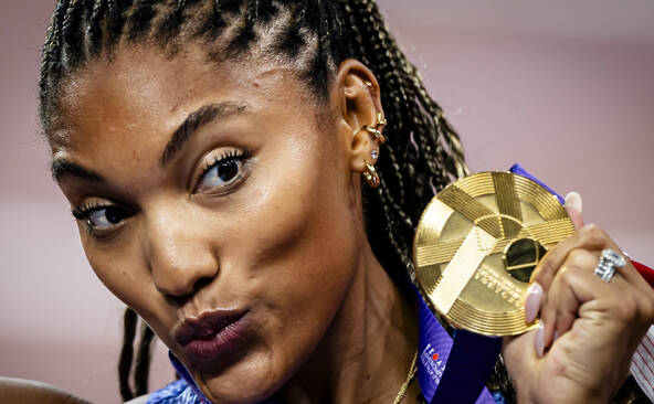 La championne olympique Davis-Woodhall met fin à sa saison