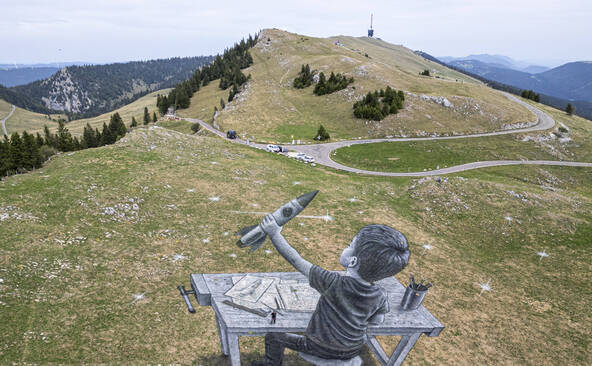 Une oeuvre monumentale de Saype au Chasseral (BE) pour rêver