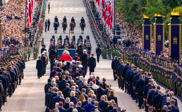 Norvège: la procession funéraire du roi Harald V a débuté