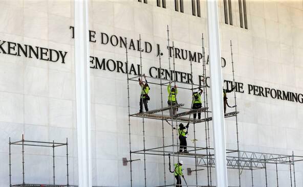 Le nom de Trump ne peut pas être réaffiché sur le Kennedy Center