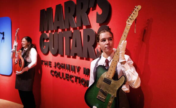Deux guitares de Johnny Marr vendues plus de 650'000 euros