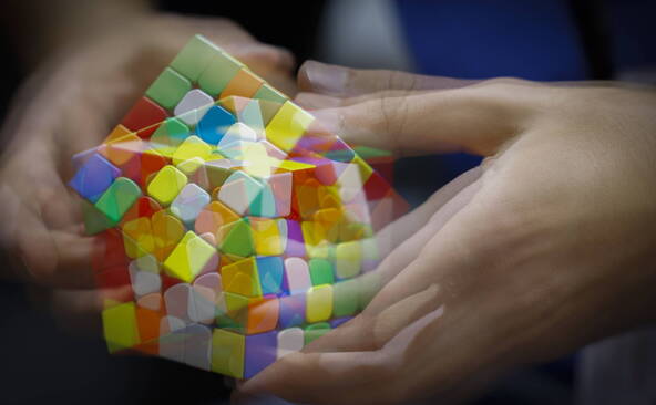 Une Chinoise de six ans établit un record du monde du Rubik's Cube