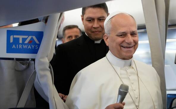 Le pape Léon XIV a atterri en France pour une première visite
