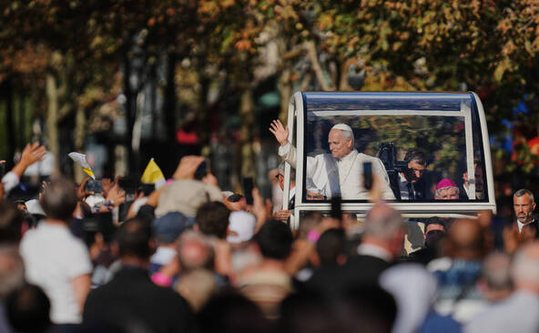 Léon XIV arrive à Notre-Dame, première visite papale depuis 2024